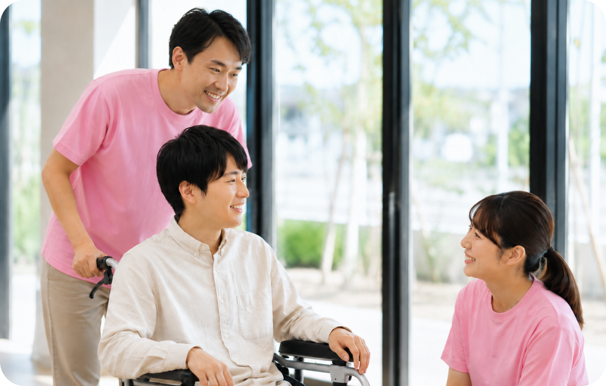 窓辺で利用者と談笑する職員