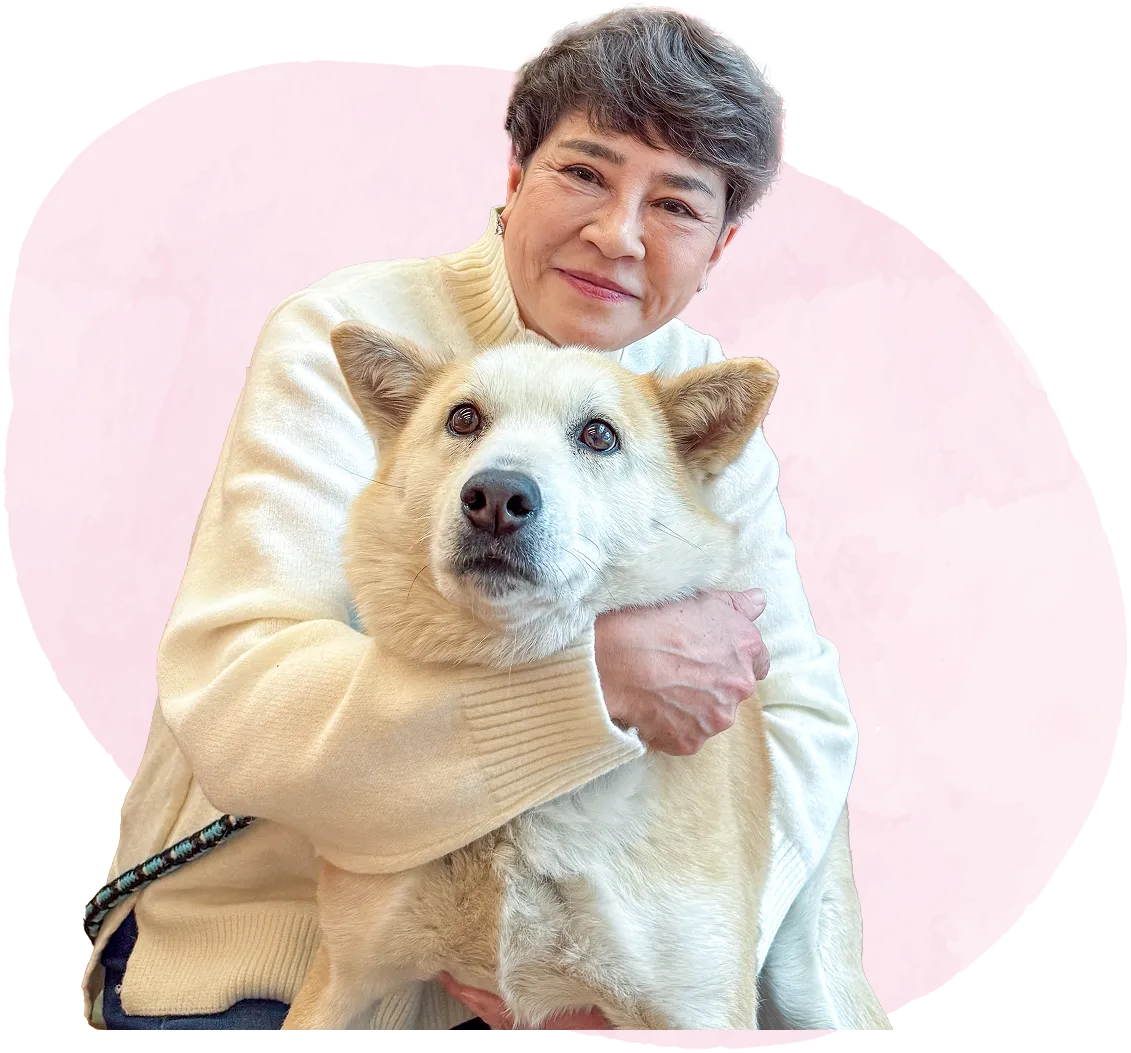 保護犬を抱くチャイルドランドグループ代表